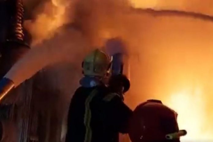 Strażacy gaszący pożar po rosyjskich atakach rakietowych.