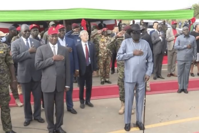 sudan-poludniowy-prezydent Prezydent Sudanu Połduniowego Salva Kiir Mayardit podczas uroczystości transmitowanej w TV narobił w spodnie.