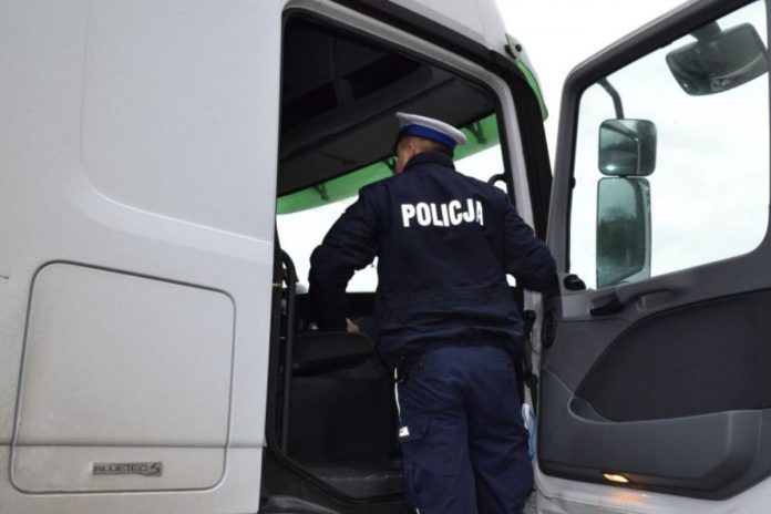 tir-policja Tafla lodu spadła z naczepy tira wprost na szybę jadącego za nim samochodu osobowego.