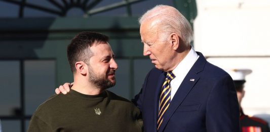 Wołodymyr Zełenski i Joe Biden.