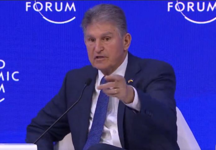 Joe-Manchin-III-senator-USA-Davos-Forum-Szwajcaria-nczas Amerykański senator Joe Manchin III na Forum w Davos Źródło: Twitter