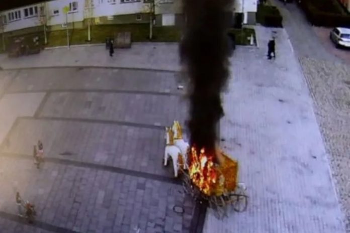 Lubin-kareta-świąteczna-ogień-nczas Na rynku w Lubinie spłonęła jedna ze świątecznych iluminacji (Policja Lubin)