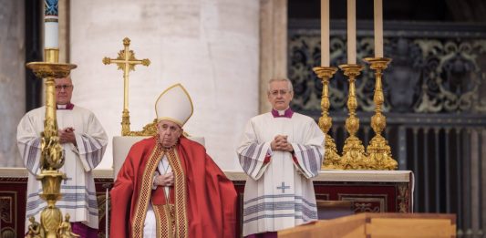 Papież Franciszek naprzeciw trumny z ciałem papieża Benedykta XVI Foto: : Michael Kappeler/dpa Dostawca: PAP/DPA