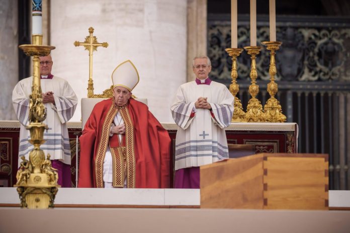 Papież Franciszek naprzeciw trumny z ciałem papieża Benedykta XVI Foto: : Michael Kappeler/dpa Dostawca: PAP/DPA
