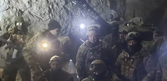 Jewgienij Prigożyn ze swoimi wagnerowcami w kopalni soli w Soledarze. Foto: tter
