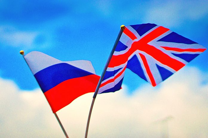 Flagi Rosji i Wielkiej Brytanii. Zdjęcie ilustracyjne: Canva