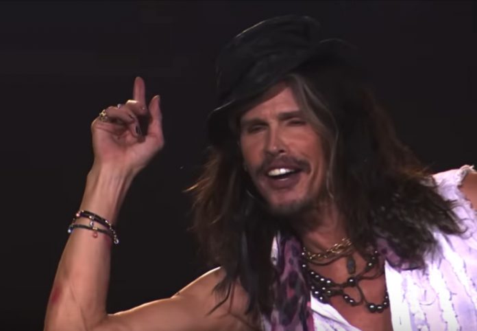 Steve Tyler podczas koncertu Aerosmith w Meksyku Źródło: YouTube/Aerosmith
