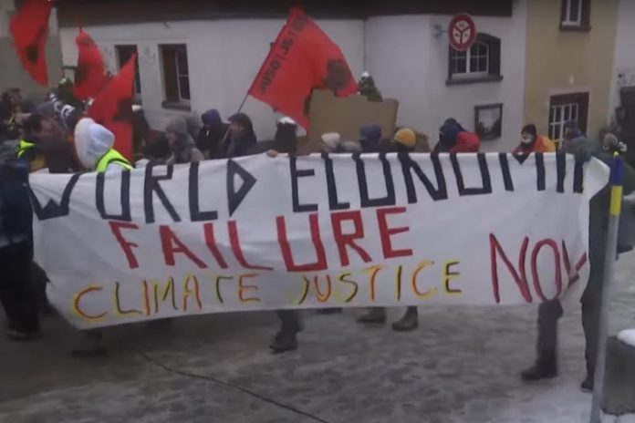 Protest klimatystów w Davos / Foto: screen YouTube/Reuters