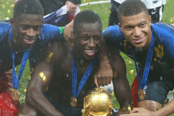 benjamin-mendy Benjamin Mendy trzyma puchar za Mistrzostwo Świata w 2018 roku. Obok Ousmane Dembélé i Kylian Mbappé.