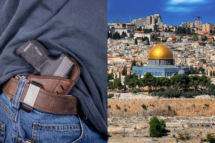 Broń w kaburze za paskiem i panorama Jerozolimy.