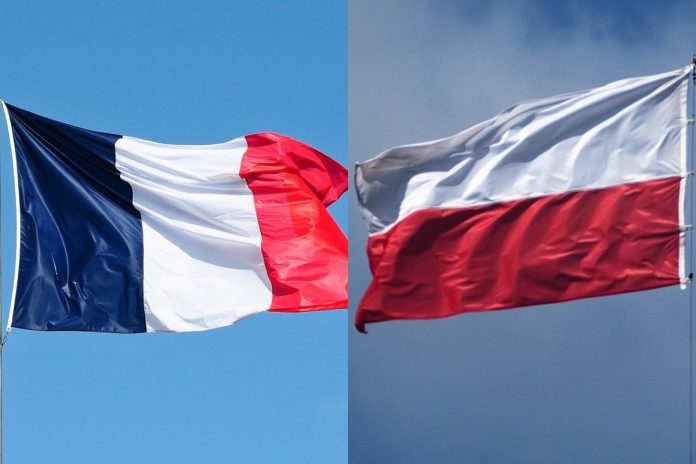 Flagi Francji i Polski.