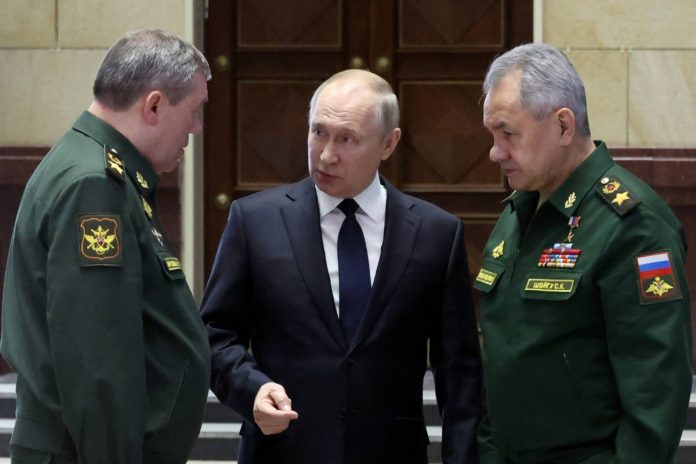 Gen. Walery Gierasimow - głównodowodzący rosyjską armią, prezydent Rosji Władimir Putin i minister obrony Federacji Rosyjskiej Siergiej Szojgu. Foto: PAP/EPA