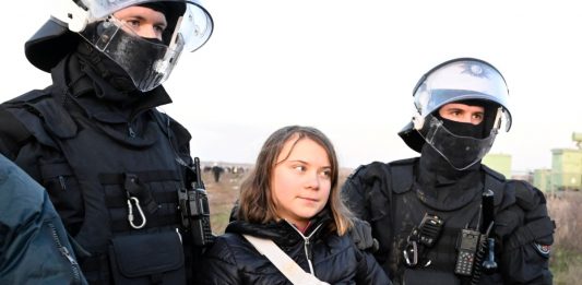 Greta Thunberg i niemiecka policja. Foto: PAP/DPA