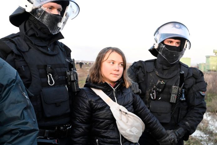 Greta Thunberg i niemiecka policja. Foto: PAP/DPA
