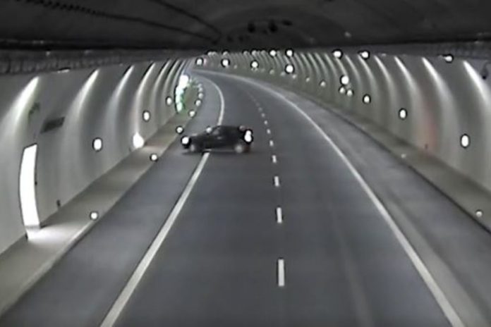 Kierowca zawrócił w tunelu na Zakopiance i jechał pod prąd.
