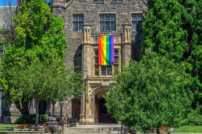 Kościół z flagą LGBT.