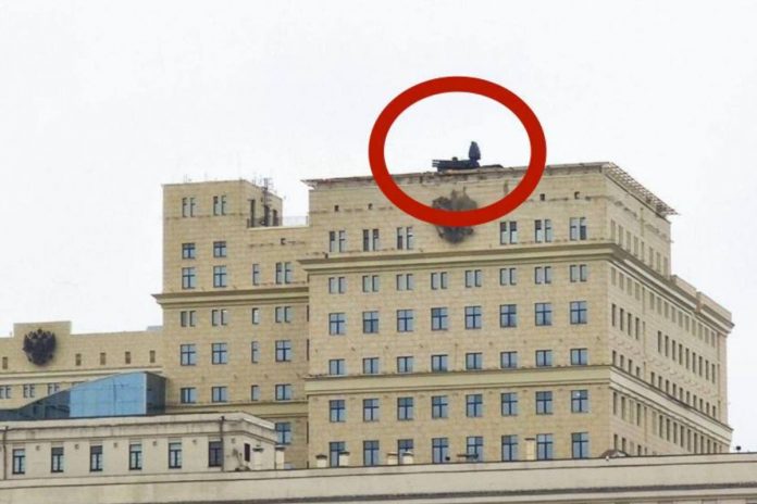 Bateria przeciwlotnicza na dachu budynku rządowego w Moskwie. Foto: tter