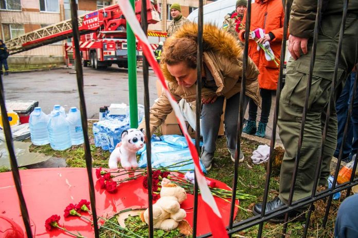 Ludzie składają kwiaty w miejscu katastrofy śmigłowca w miejscowości Browary w obwodzie kijowskim, 18 bm. W wyniku zdarzenia śmierć poniosło 14 osób, w tym szef MSZ Ukrainy Denys Monastyrski. Maszyna upadła na teren przedszkola. Zdjęcie: PAP/Vladyslav Musiienko