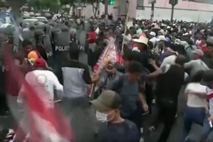 Starcia protestujących z policją w Peru.