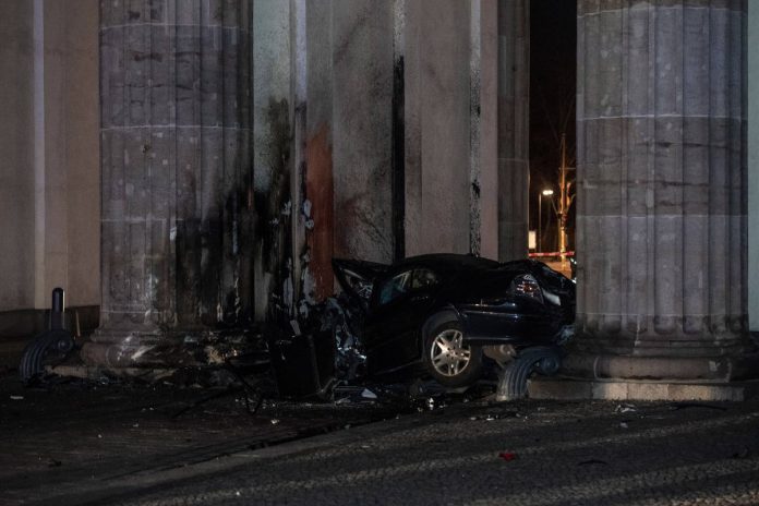 Berlin. Samochód, który uderzył w Bramę Brandenburską Źródło: Paul Zinken/dpa Dostawca: PAP/DPA.