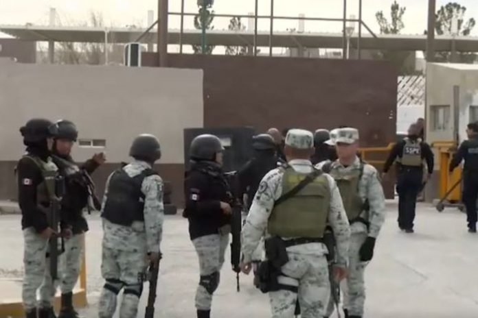 Służby przed więzieniem w Ciudad Juarez w północnym Meksyku, gdzie doszło do ataku.
