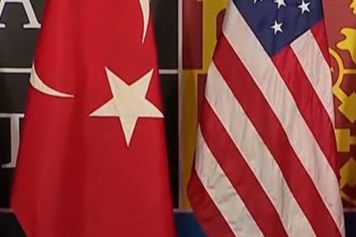 Flagi Turcji i USA.