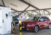 Samochód elektryczny Hyundai Kona Electric podczas ładowania Źródło: YouTube / AutoŚwiat