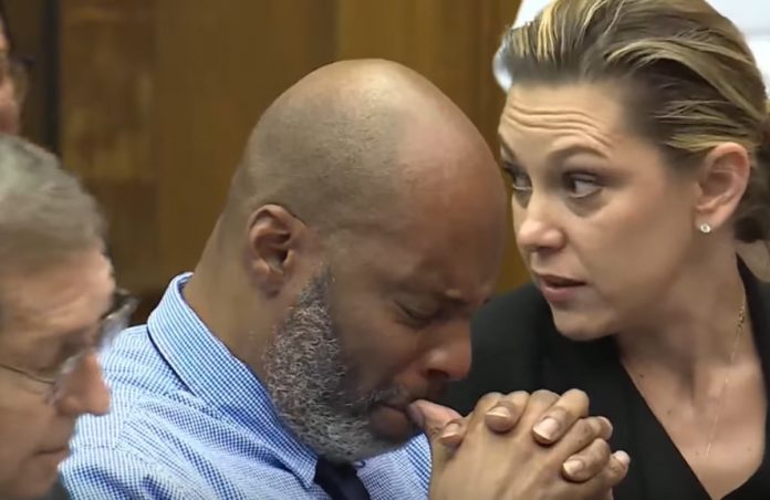 Lamar-Johnson-więzienie-nczas Lamar Johnson przez 28 lat odsiadywał wyrok za niewinność Źródło: YouTube / FOX 2