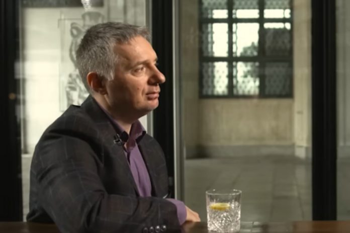 Dr Paweł Basiukiewicz Źródło: YouTube / Rozmowy Sebastiana Stodolaka – WEI