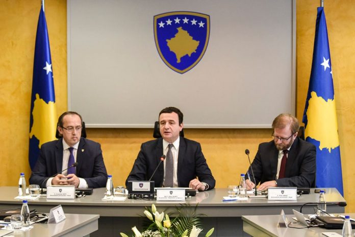 Posiedzenie rządu pod przewodnictwem Albina Kurtiego (na środku).