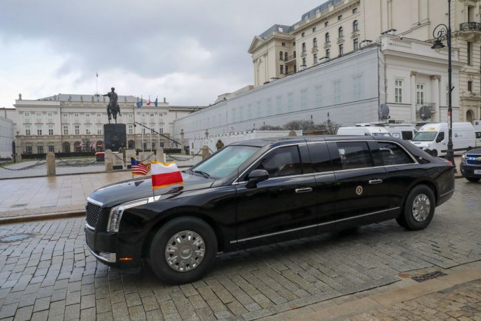 Cadillac One z prezydentem USA Joe Bidenem po przyjeździe do Pałacu Prezydenckiego. / Foto: PAP/Albert Zawada