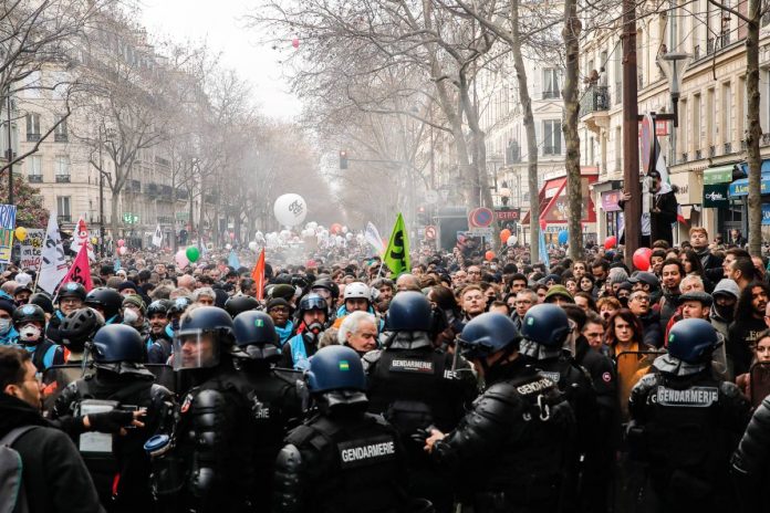 Protest przeciwko reformie emerytalnej na ulicach Paryża.
