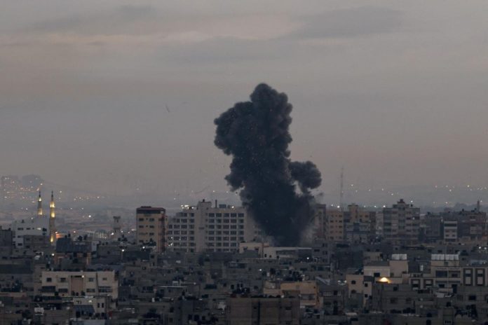 Izraelski ostrzał Strefy Gazy w odpowiedzi na rakiety wystrzelone w stronę Izraela.