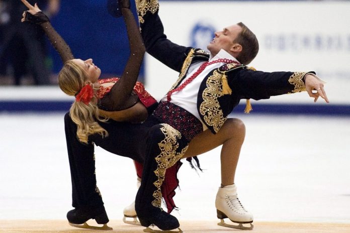 Roman Kostomarow w tańcu ze swoja partnerką z lodowiska, Tatjaną Nawką. Zdjęcie: PAP