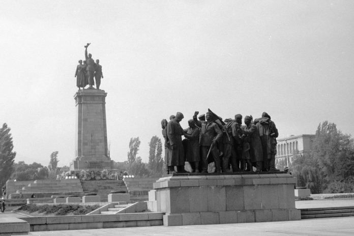 Pomnik armii sowieckiej w Sofii.