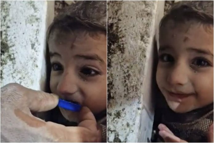 To wideo obiega świat. Uratowany spod gruzów chłopczyk pije wodę z korka od butelki.