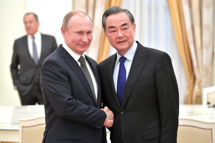 Władimir Putin oraz Wang Yi.