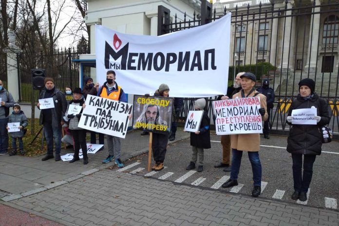 Zdjęcie ilustracyjne / Demonstracja „Nie damy zgasić Memoriału” przed ambasadą Rosji w Warszawie, 21 listopada 2021 / Foto: Tomasz Molina, CC BY-SA 4.0, Wikimedia Commons
