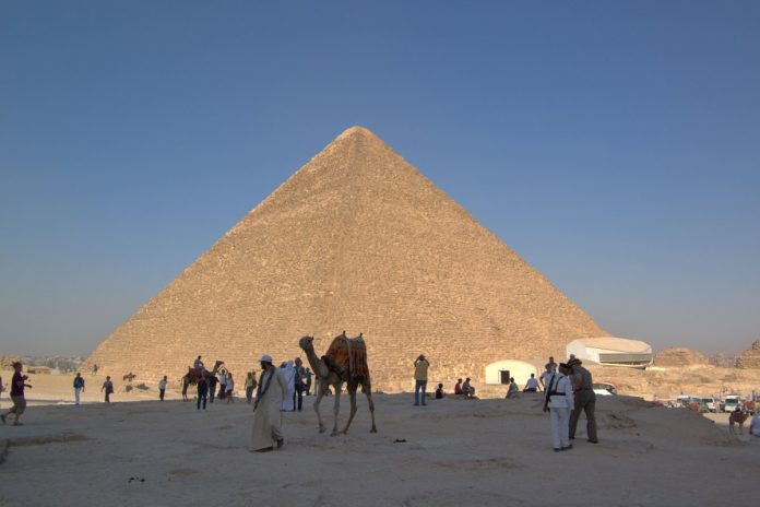 Wielka piramida w Gizie, najbardziej znany tego typu obiekt na świecie. Zdjęcie ilustracyjne. Źródło: Wikipedia