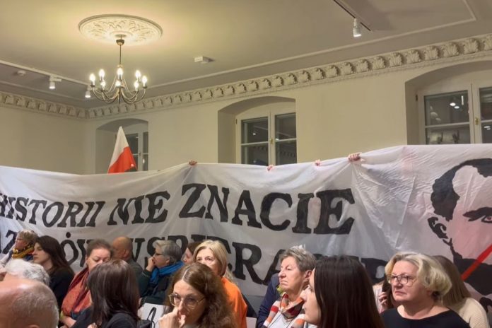 Młodzież Wszechpolska zablokowała spotkanie z ukraińską pisarką gloryfikującą Stepana Banderę / Foto: screen Facebook/Młodzież Wszechpolska Poznań