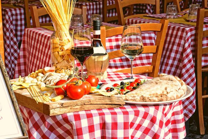 restauracja-włoska-Włochy-jedzenie-pizza-pasta We włoskiej restauracji. Zdjęcie ilustracyjne: Canva
