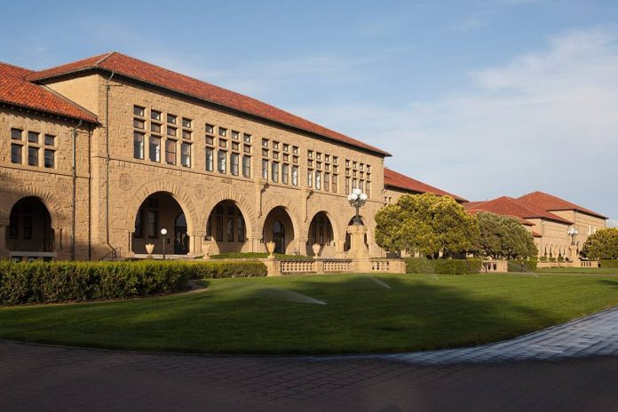 Zdjęcie ilustracyjne / Widok na Wallenberg Hall na głównym placu Uniwersytetu Stanforda / Foto: King of Hearts / Wikimedia Commons / CC-BY-SA-3.0