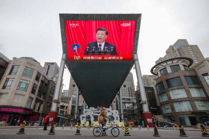 Ekran pokazuje prezydenta Chin Xi Jinpinga. / Źródło: EPA/WU HAO Dostawca: PAP/EPA.