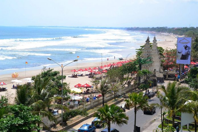 Plaża na Bali w miejscowości Kuta. Foto: wikimedia Simon_sees z Australii