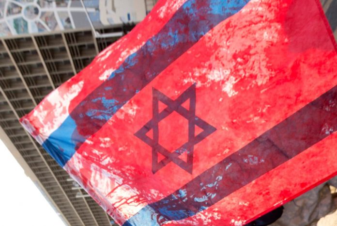 Zakrwawiona flaga Izraela Źródło: EPA/JIM HOLLANDER Dostawca: PAP/EPA.