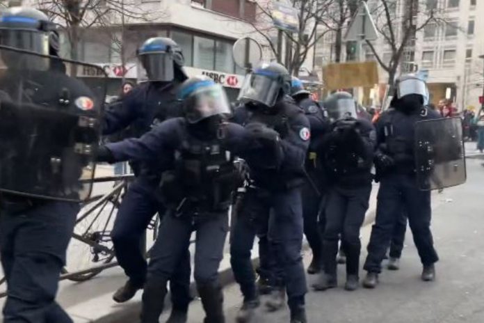 Francuska policja podczas protestów.