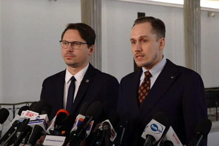 Grzegorz Płaczek (z lewej) i Konrad Berkowicz podczas konferencji prasowej Konfederacji Wolność i Niepodległość.