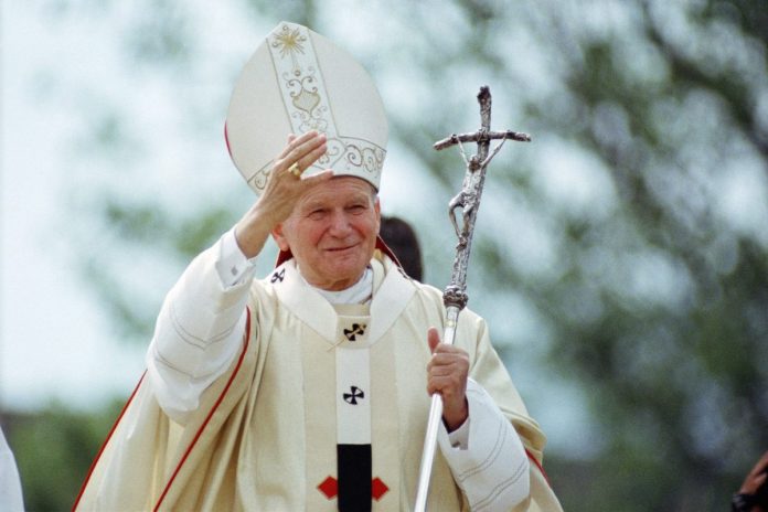 Jan Paweł II podczas pielgrzymki do Austrii w 1988 roku.