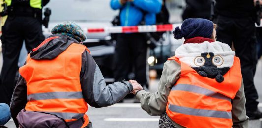 Aktywiści ekologiczni z Letzte Generation zaatakowani przez kierowców.