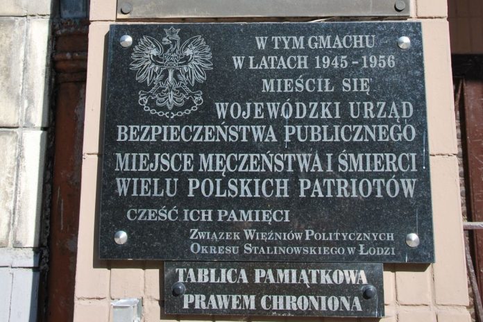 Tablica pamiątkowa na ścianie budynku przy al. Anstadta